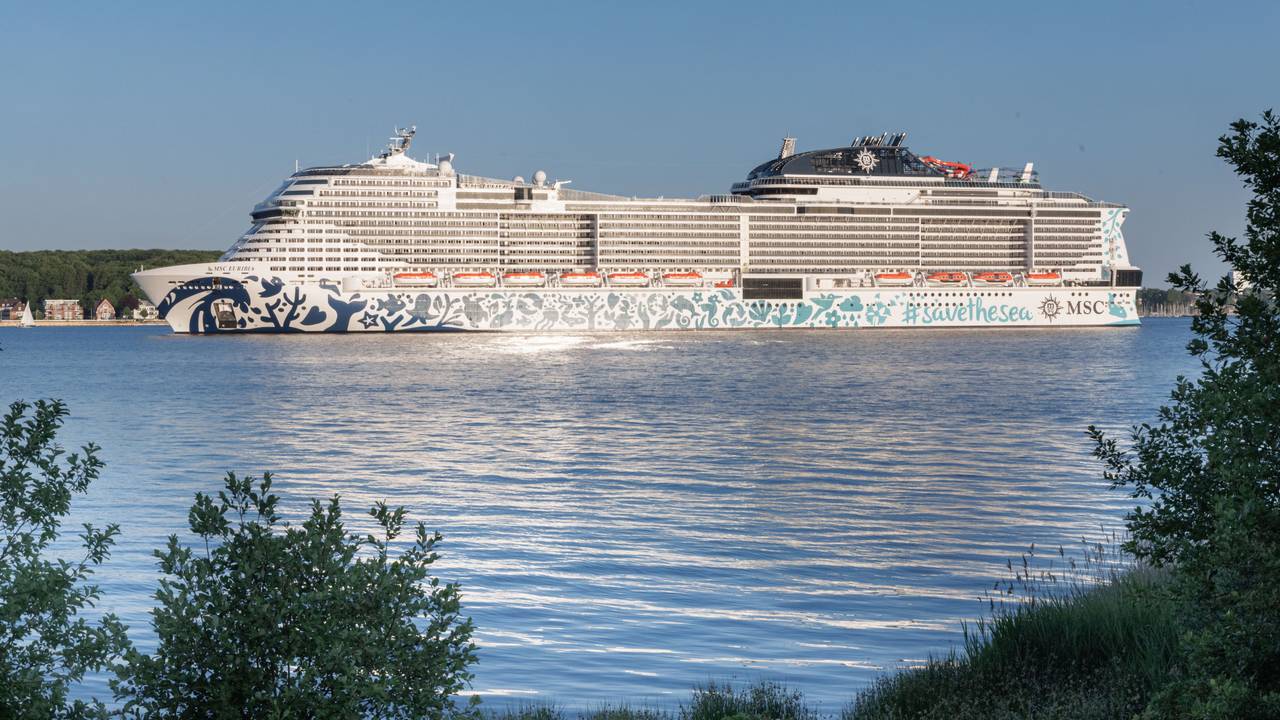 Das LNG betriebene Kreuzfahrtschiff «MSC Euribia» läuft zum ersten Mal im Kieler Hafen ein.