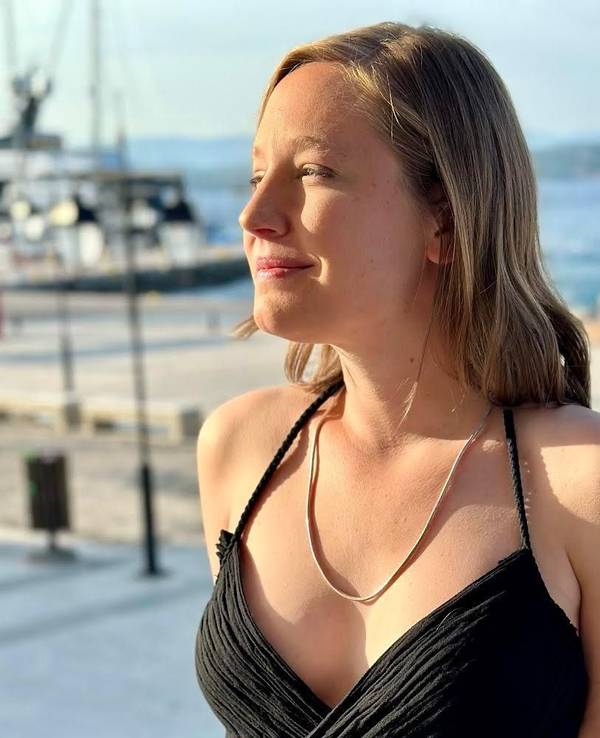 Die Sonne scheint in das Gesicht einer Frau.