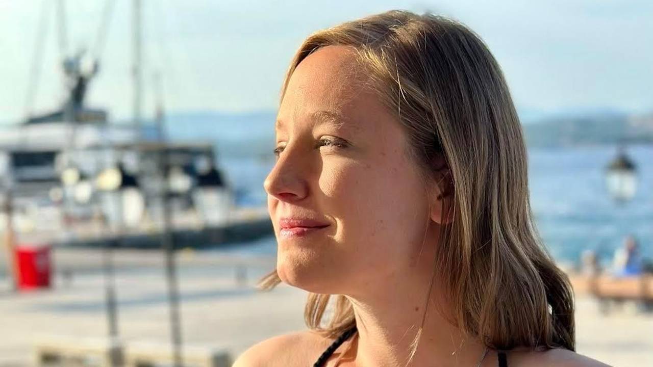 Die Sonne scheint in das Gesicht einer Frau.