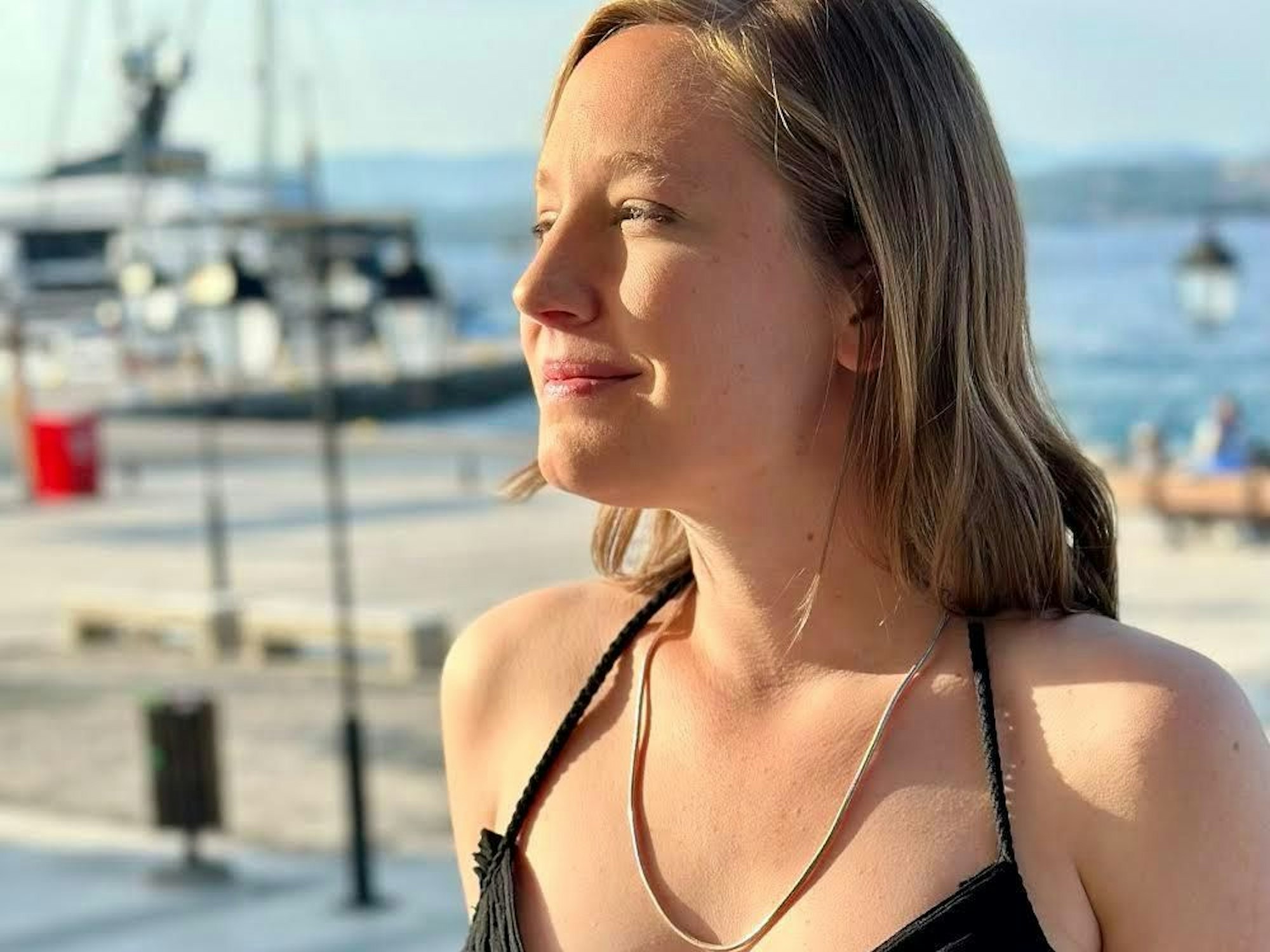 Die Sonne scheint in das Gesicht einer Frau.