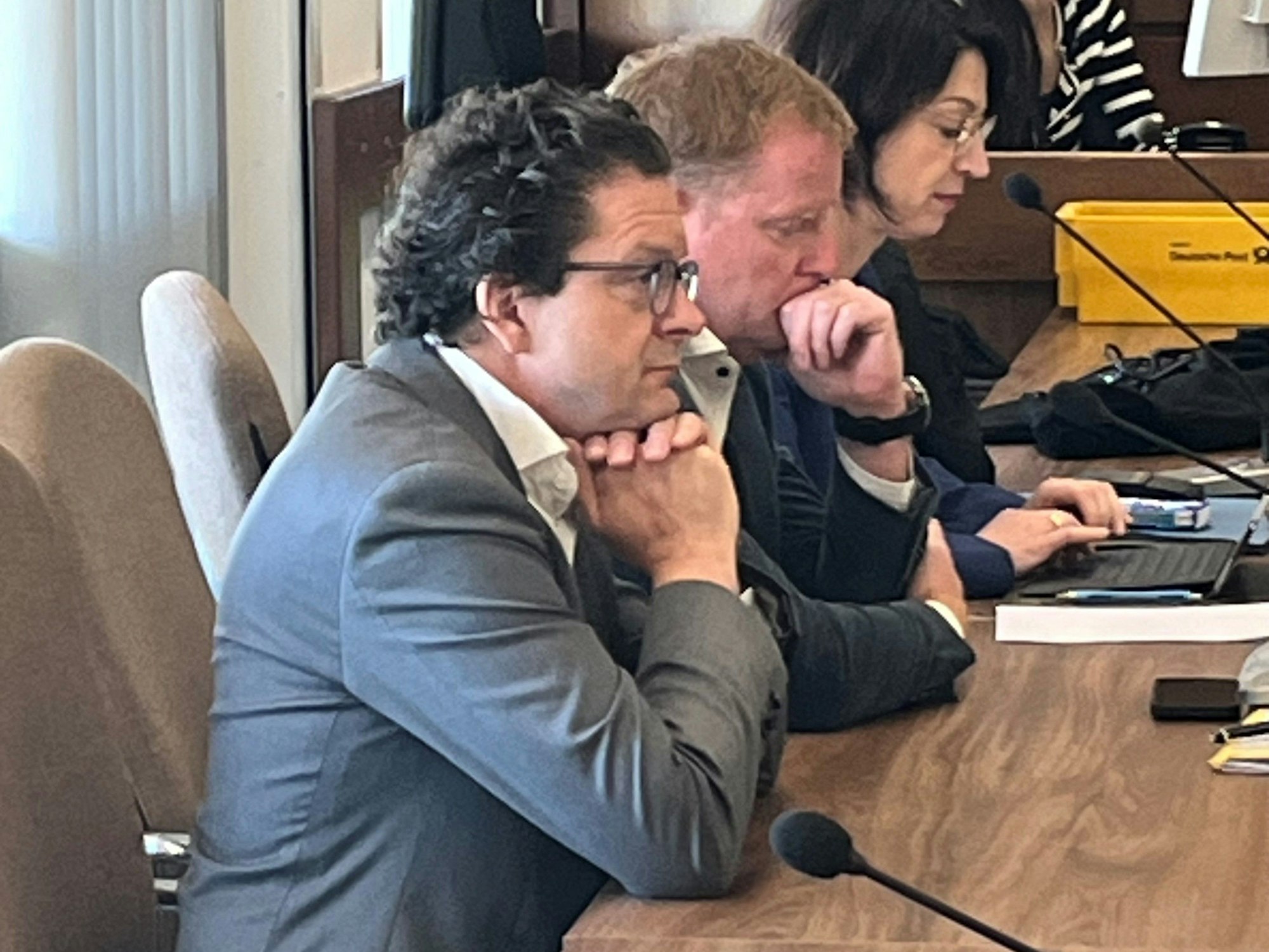 Zwei Männer sitzen an einem Tisch.