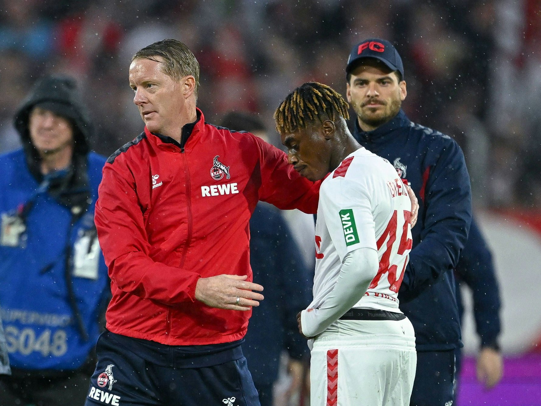 Timo Schultz nimmt Justin Diehl in den Arm.