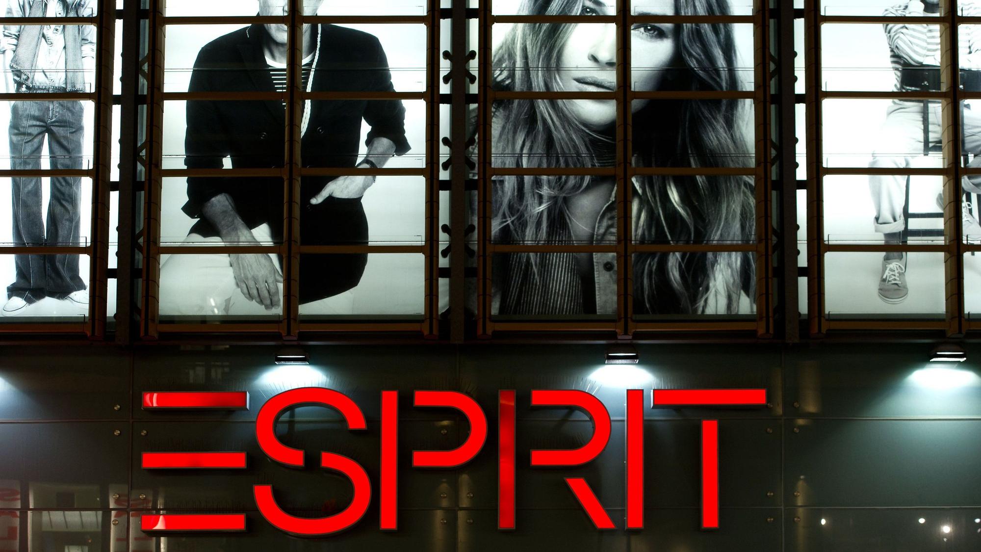 Das Logo der Modekette Esprit an einer Filiale in München (Archivbild): Der Modekonzern taumelt in Europa erneut in die Krise.