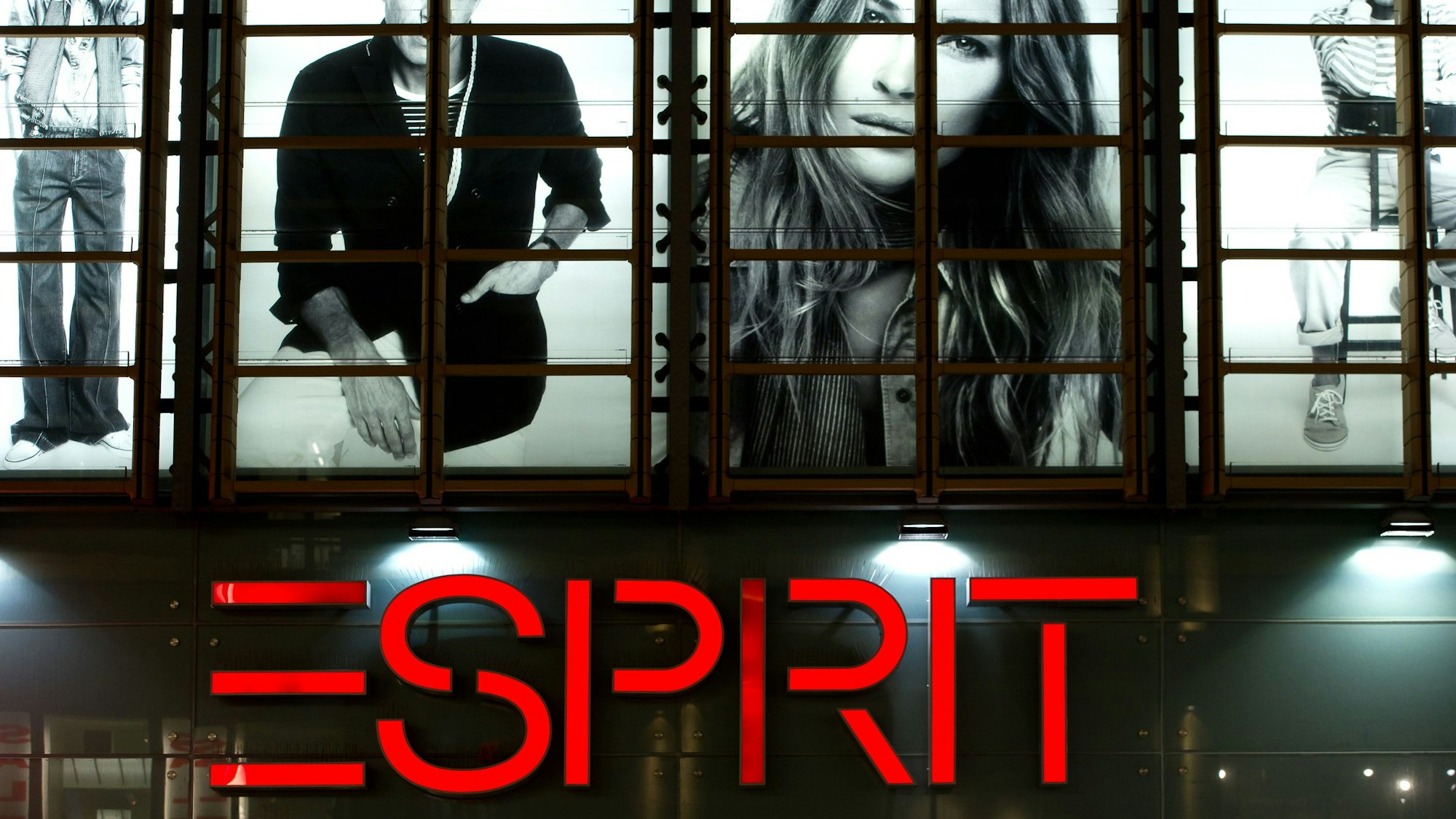 Das Logo der Modekette Esprit an einer Filiale in München (Archivbild): Der Modekonzern taumelt in Europa erneut in die Krise.