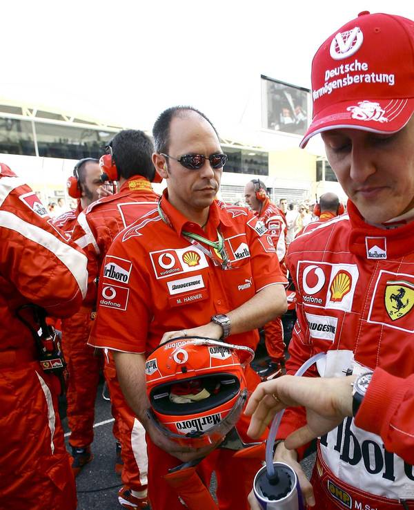 Michael Schumacher 2006 vor dem Rennen der Formel 1 in Bahrain beim Blick auf die Uhr.