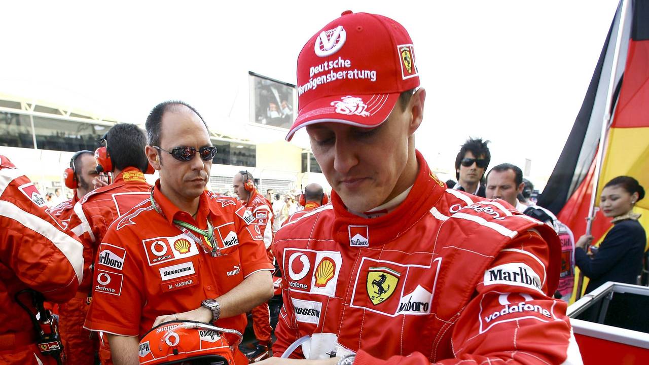 Michael Schumacher 2006 vor dem Rennen der Formel 1 in Bahrain beim Blick auf die Uhr.