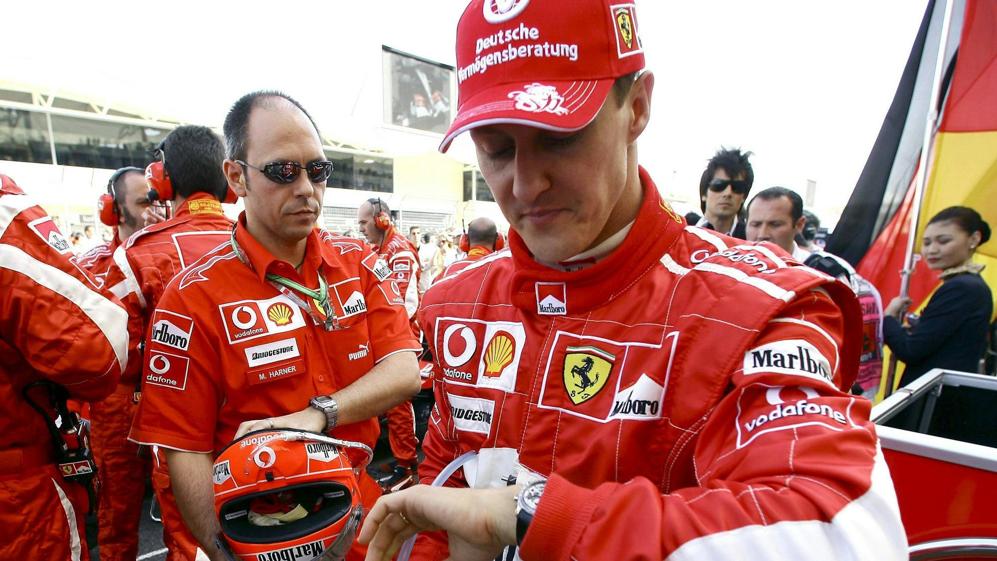 Michael Schumacher 2006 vor dem Rennen der Formel 1 in Bahrain beim Blick auf die Uhr.