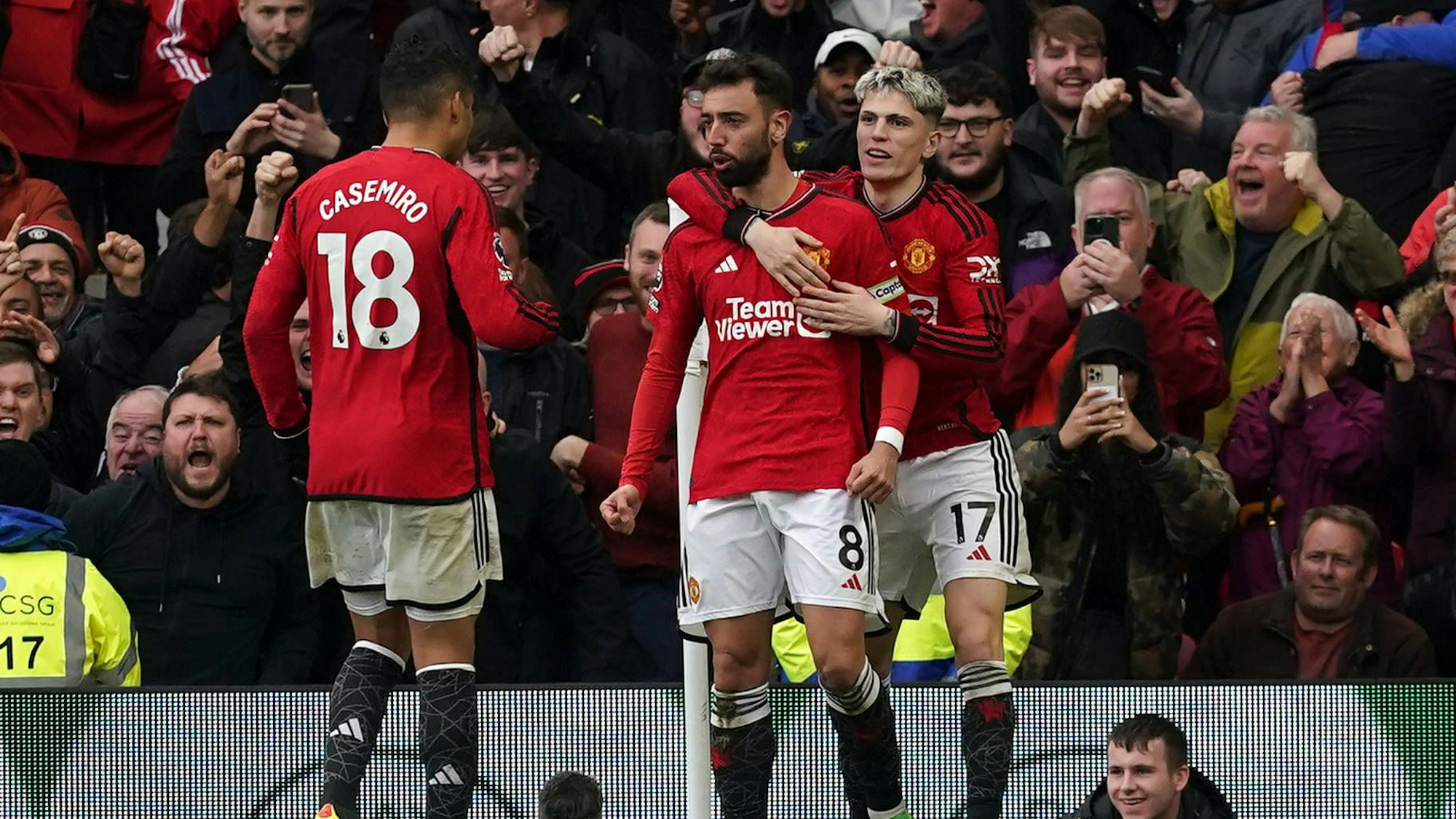 Manchester Uniteds Bruno Fernandes jubelt mit seinen Teamkollegen Alejandro Garnacho und Casemiro.