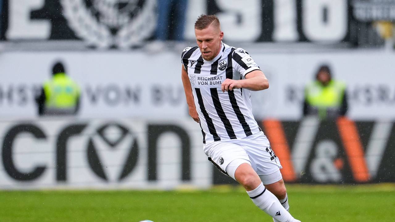 Sandhausens Stürmer Rouwen Hennings führt den Ball im Spiel gegen den 1. FC Saarbrücken.