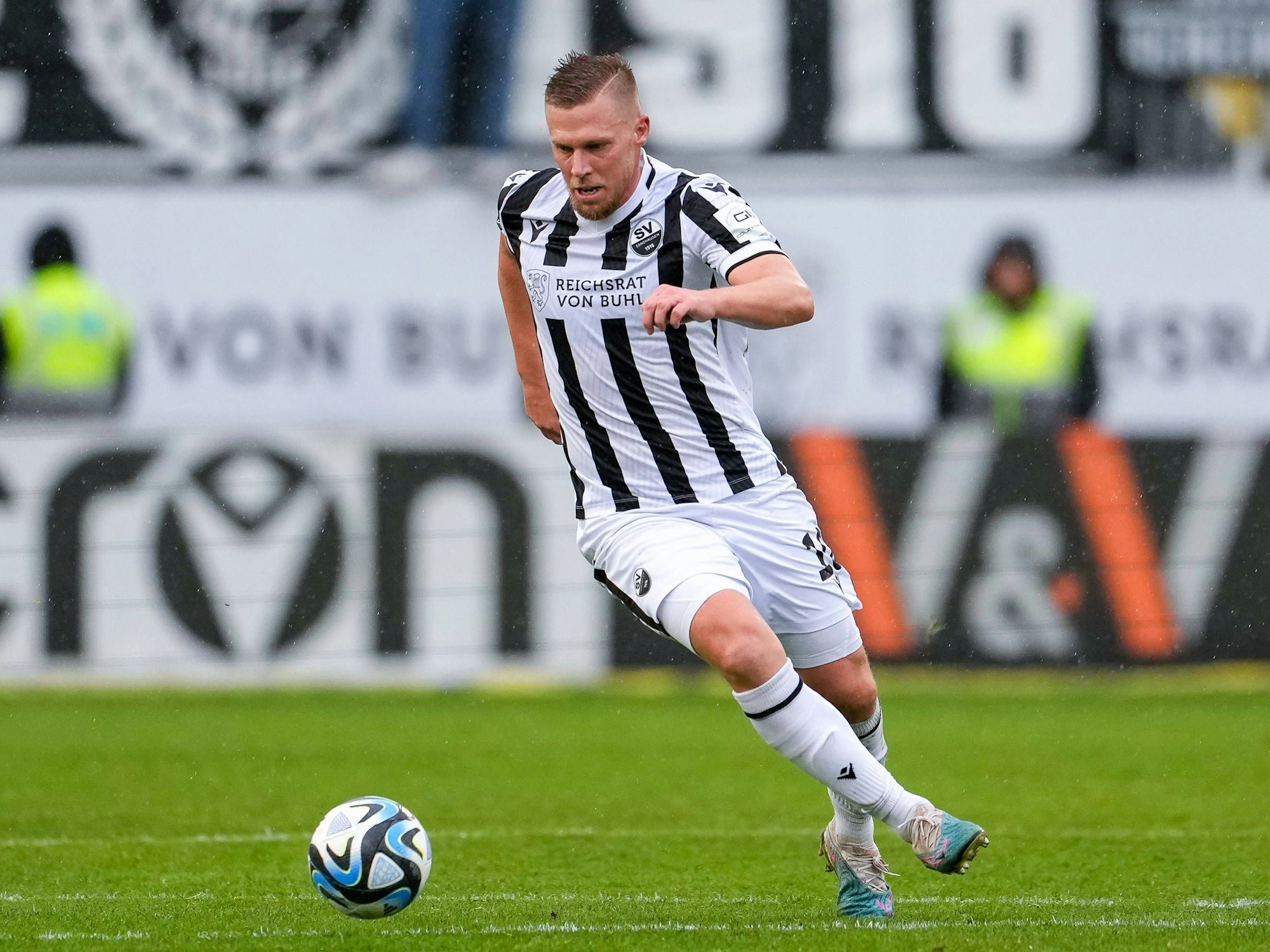 Sandhausens Stürmer Rouwen Hennings führt den Ball im Spiel gegen den 1. FC Saarbrücken.