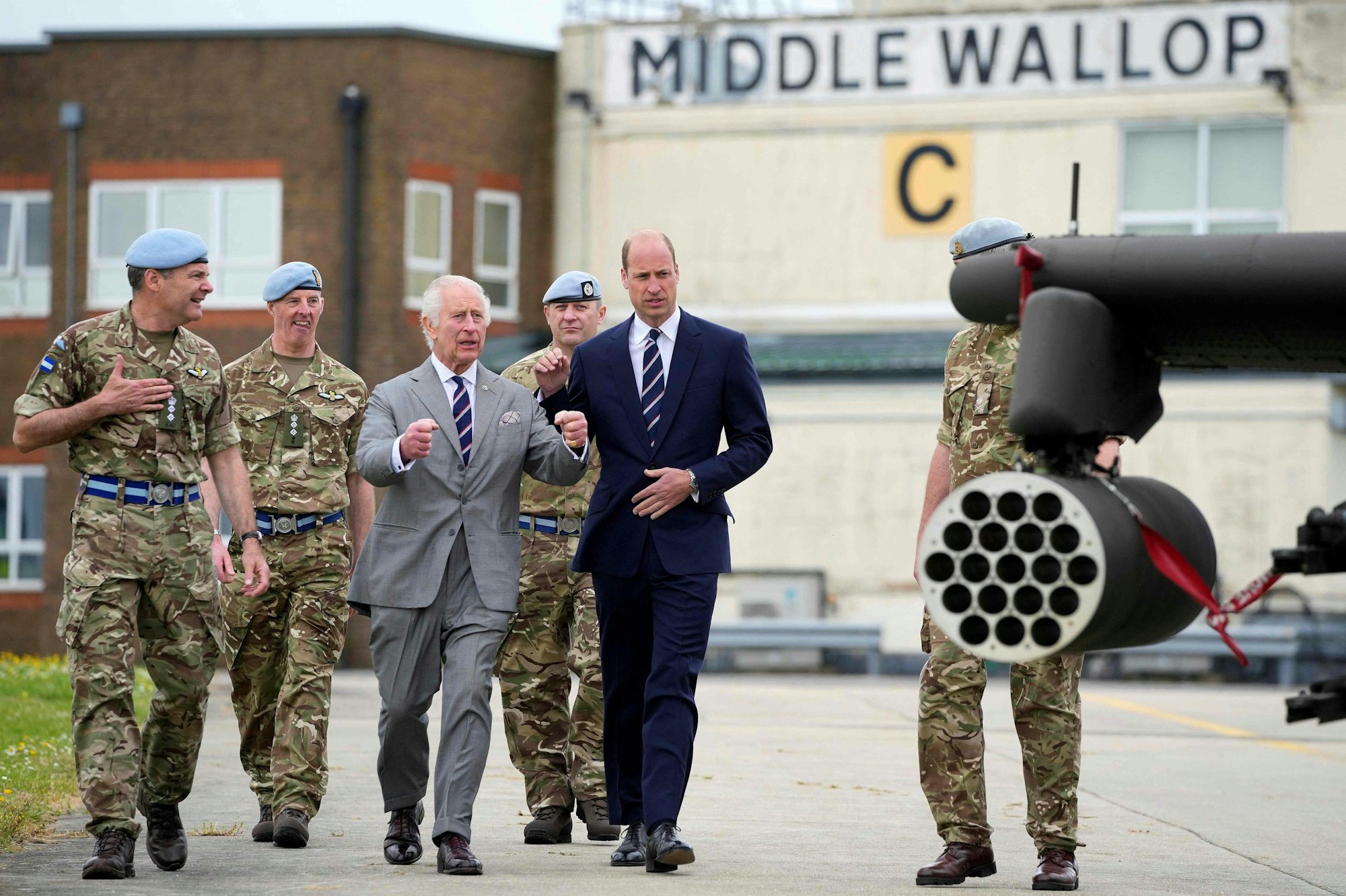 König Charles III. (3. v. l.) und Prinz William (r.) beim Besuch des Army Aviation Centre.