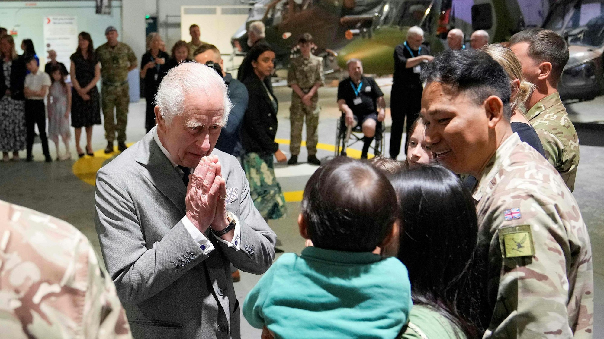 Der britische König Charles trifft am 13. Mai im Army Aviation Centre in Middle Wallop Soldatinnen und Soldaten und deren Familien. Er sprach mit einem Veteranen über seine Krebsbehandlung.