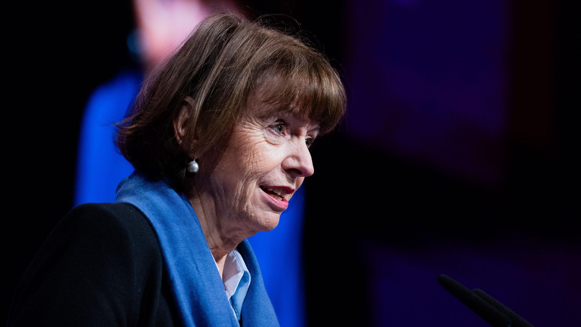 Henriette Reker mit blauem Schal bei einer Rede beim dbb in Köln.