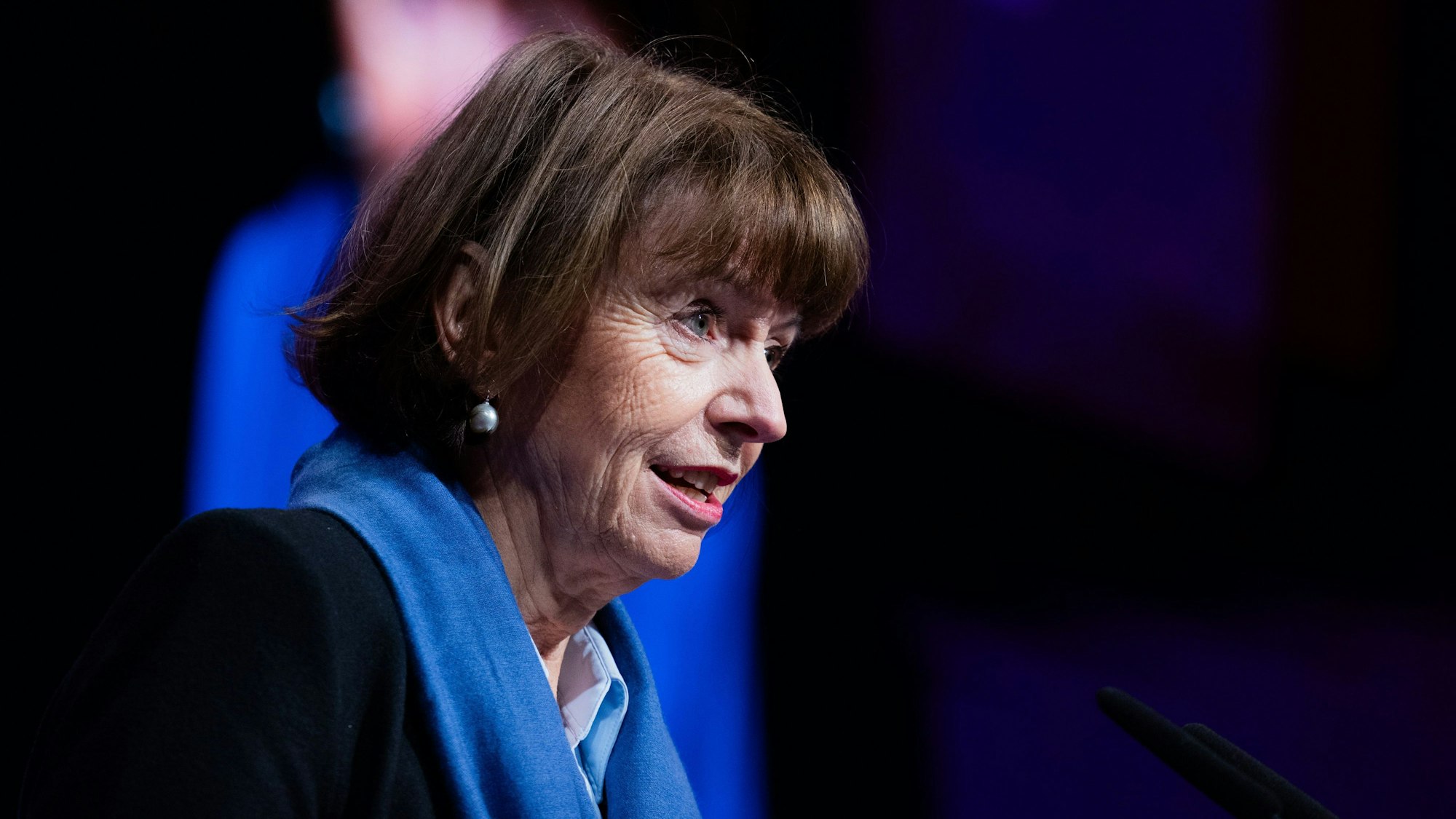 Henriette Reker mit blauem Schal bei einer Rede beim dbb in Köln.