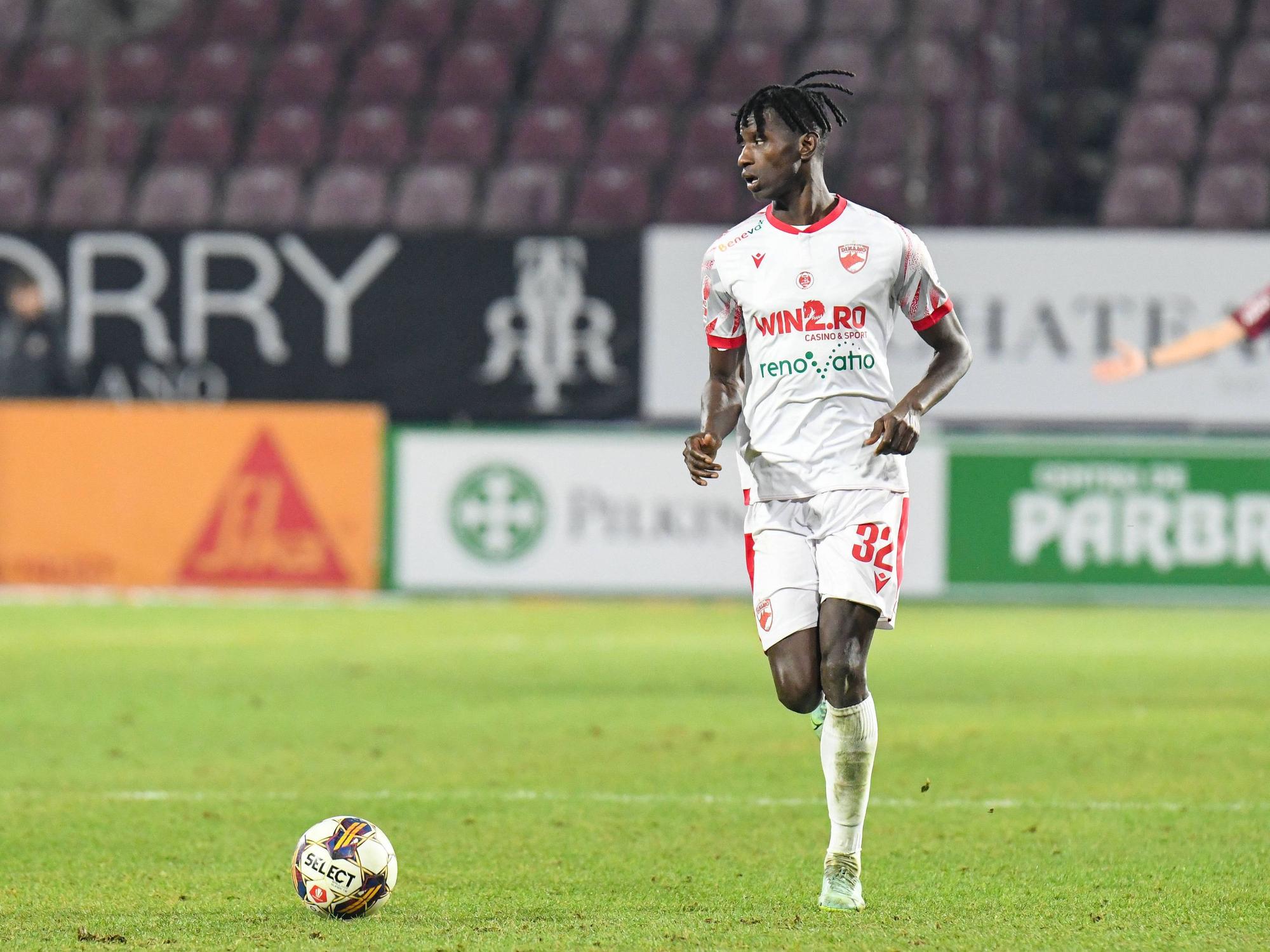 Edgar Ié in einem Spiel für Dinamo Bukarest.