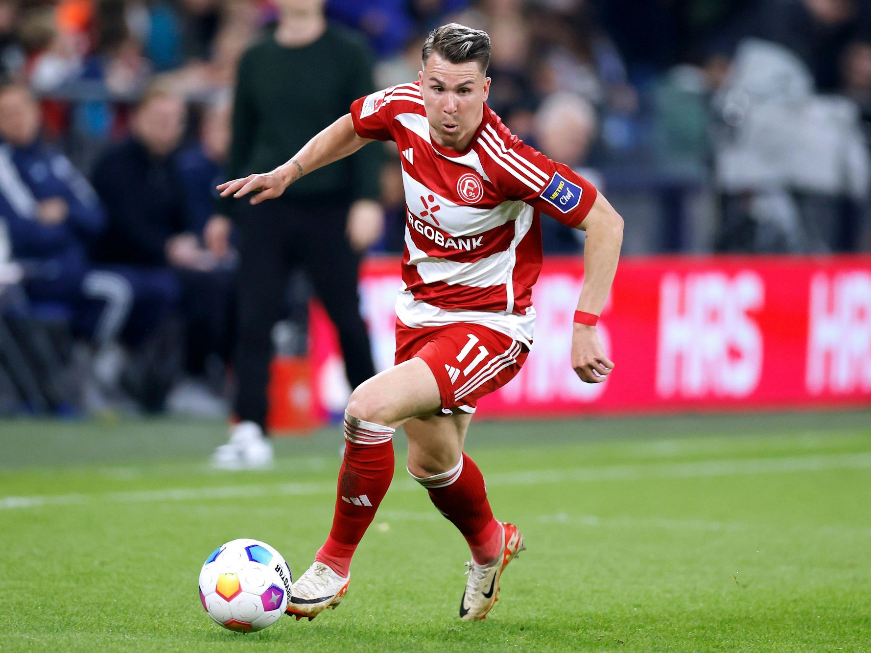 Fortuna Düsseldorfs Felix Klaus führt den Ball im Spiel beim FC Schalke 04.