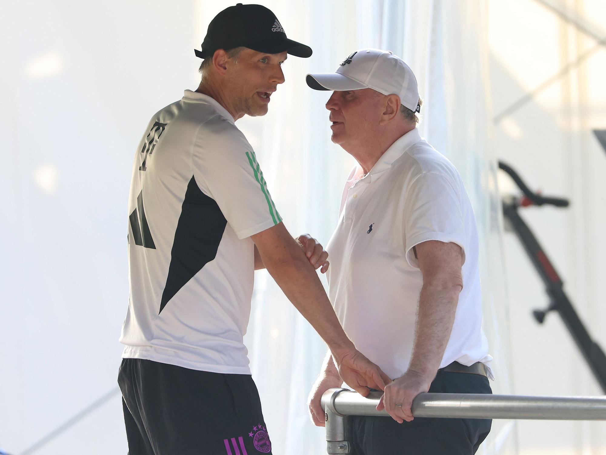 FCB-Coach Thomas Tuchel gemeinsam mit Ehrenpräsident Uli Hoeneß am 17. Juli 2023 im Stadion am Birkenmoos in Rottach-Egern.