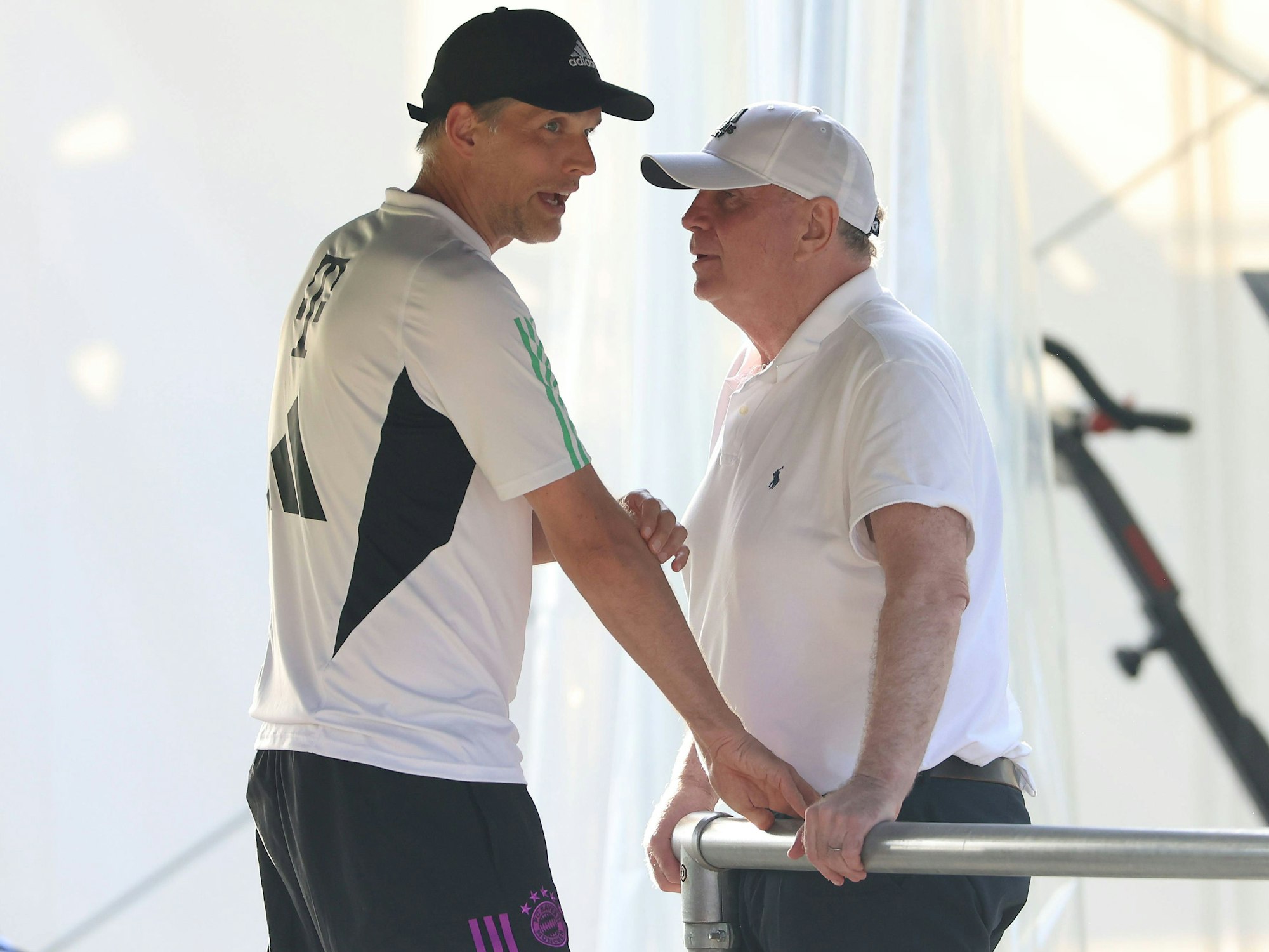 FCB-Coach Thomas Tuchel gemeinsam mit Ehrenpräsident Uli Hoeneß am 17. Juli 2023 im Stadion am Birkenmoos in Rottach-Egern.