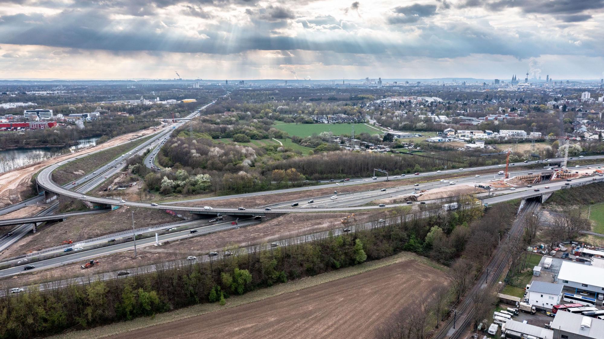 Luftaufnahme des Dreiecks Heumar mit der A4, A3 und A59.