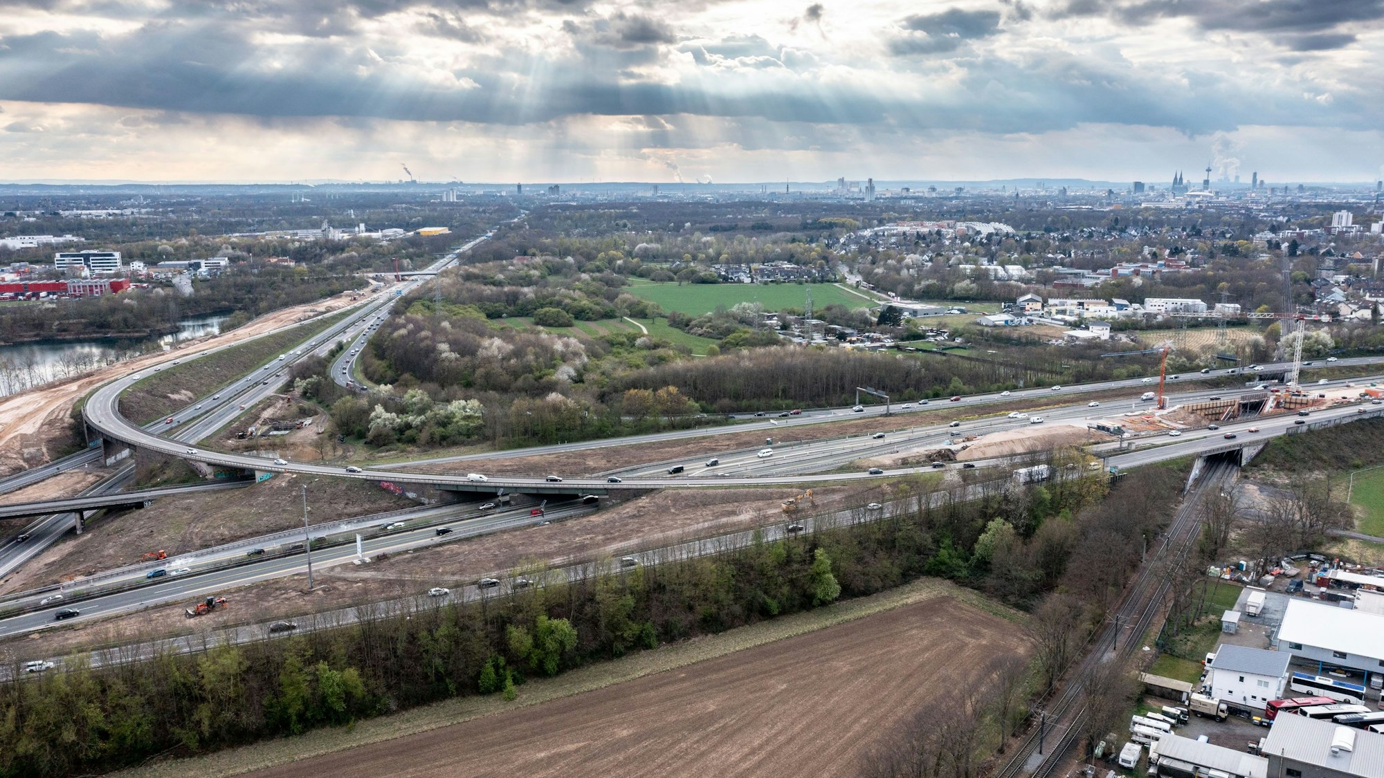 Luftaufnahme des Dreiecks Heumar mit der A4, A3 und A59.
