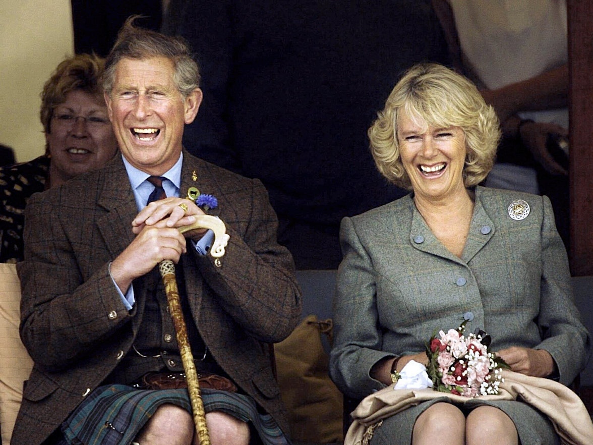 König Charles III. und Königin Camilla am 7. August 2004 bei den Highland Games in Braemar (Schottland)