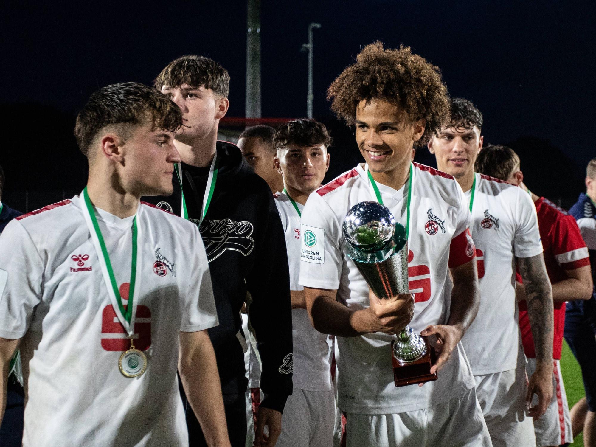 Die U19 des 1. FC Köln mit dem FVM-Pokal.