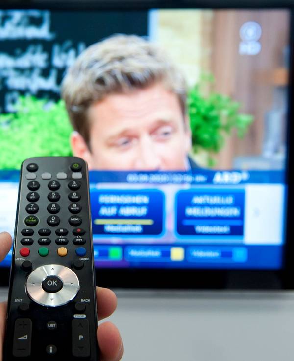 Millionen Mieter und Mieterinnen müssen spätestens am 30. Juni geklärt haben, wie sie in ihrer Wohnung künftig weiter fernsehen (Symbolbild).