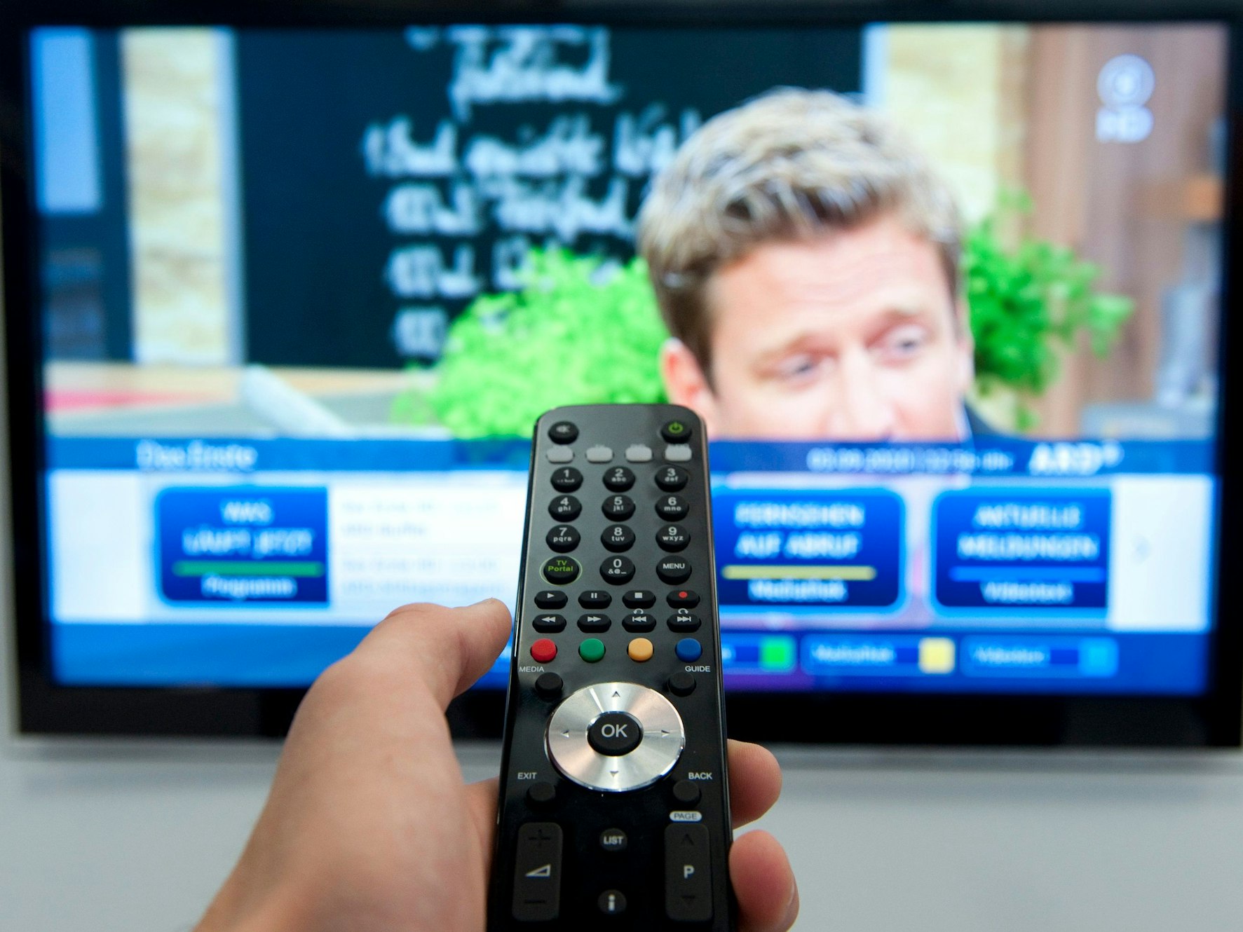 Millionen Mieter und Mieterinnen müssen spätestens am 30. Juni geklärt haben, wie sie in ihrer Wohnung künftig weiter fernsehen (Symbolbild).