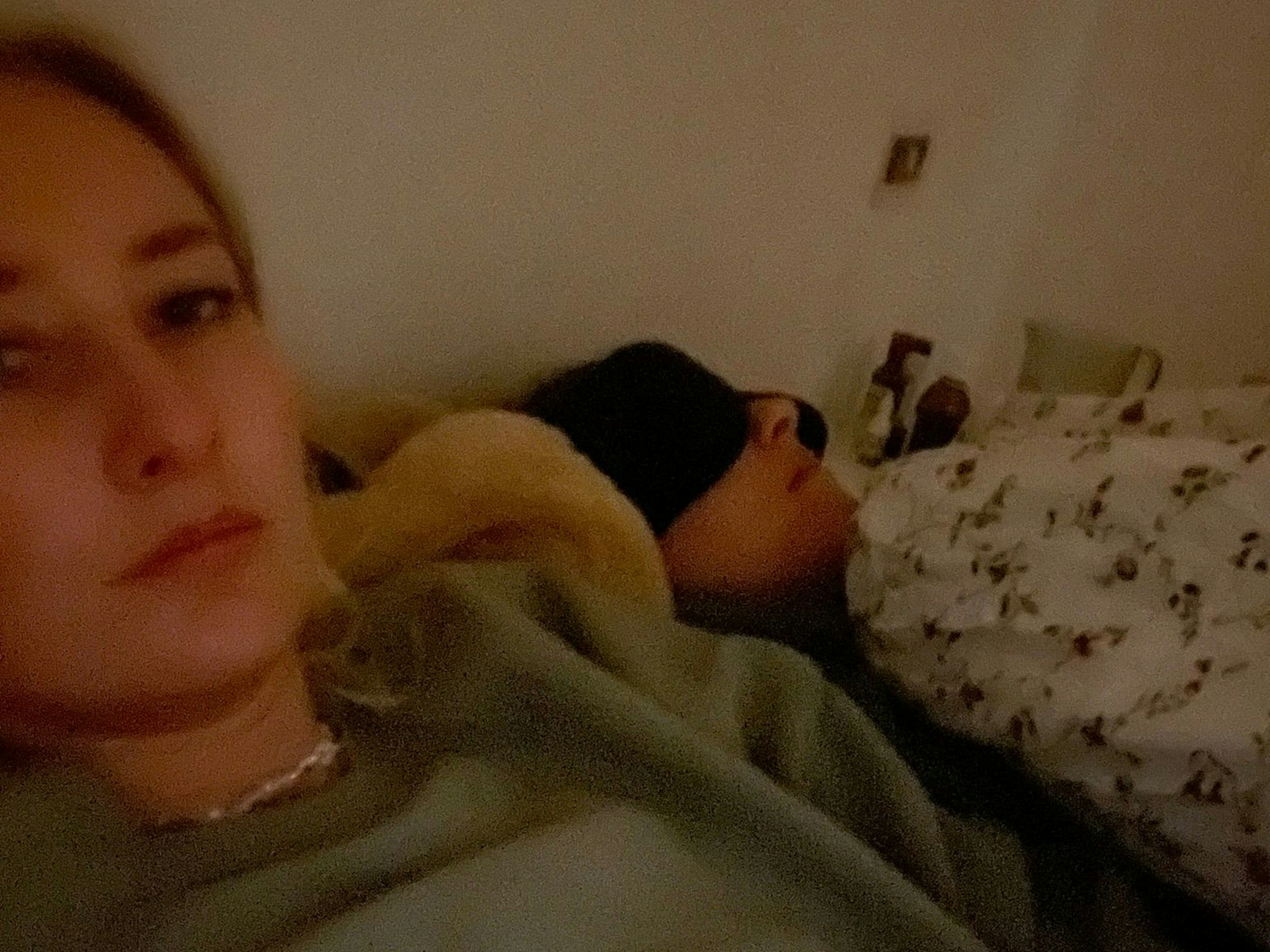 Johanna liegt mit Kathi im Bett und nimmt ein Foto von sich auf.