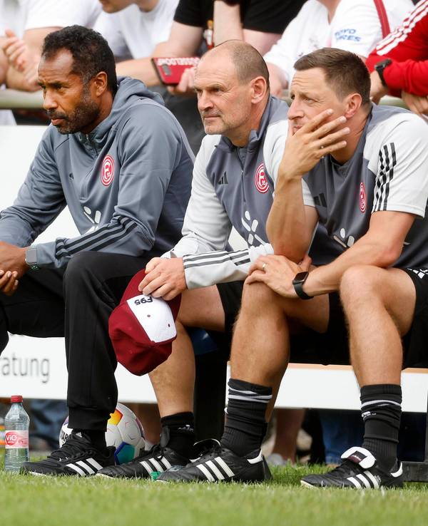 Fortuna Düsseldorfs Trainer Daniel Thioune beobachtet auf der Bank mit seinen Assistenten Manfred Stefes und Jan Hoepner sein Team im Testspiel gegen TuRu Düsseldorf.