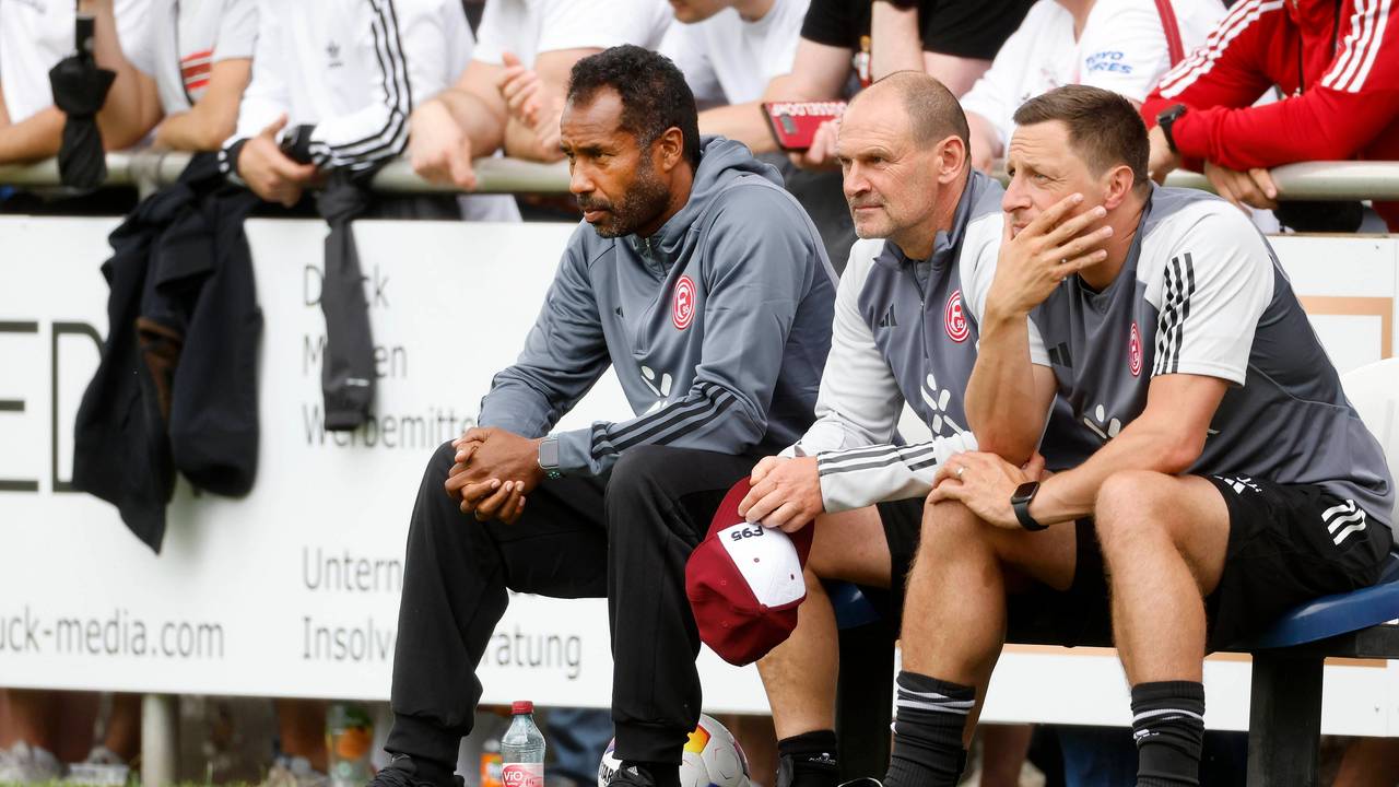 Fortuna Düsseldorfs Trainer Daniel Thioune beobachtet auf der Bank mit seinen Assistenten Manfred Stefes und Jan Hoepner sein Team im Testspiel gegen TuRu Düsseldorf.