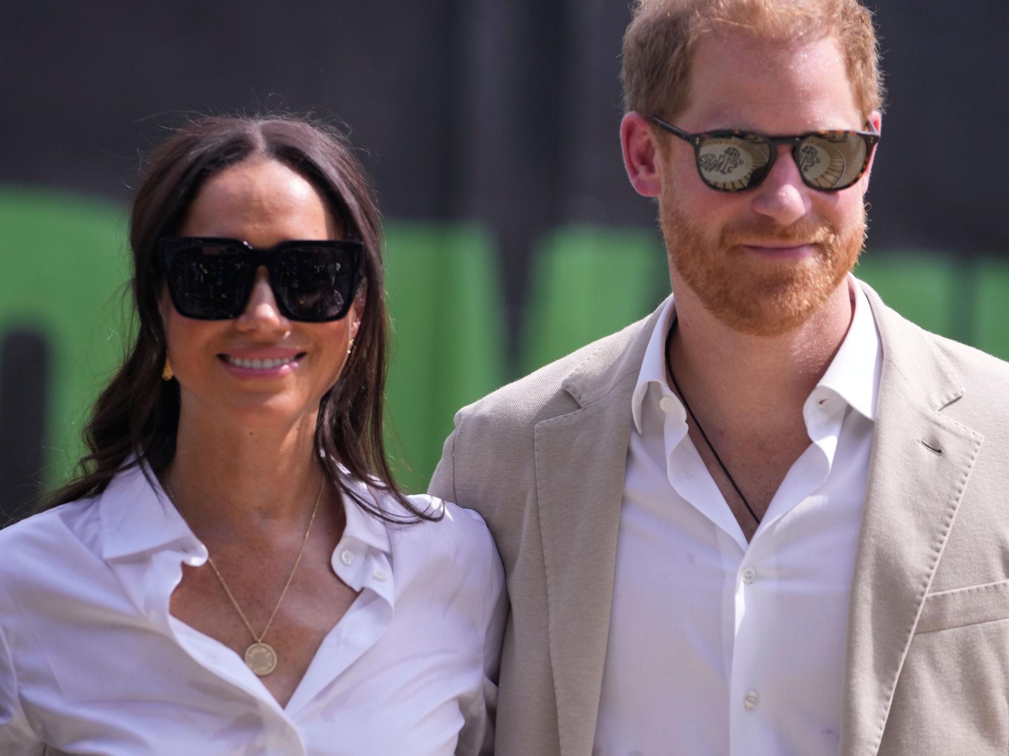 Prinz Harry (r) und Meghan besuchen im Mai 2024 die Giant of Africa Foundation bei der Dream Big Basketball Klinik. In einem aktuellen Interview stellte das Paar sein neues Projekt „The Parents Network“ vor.