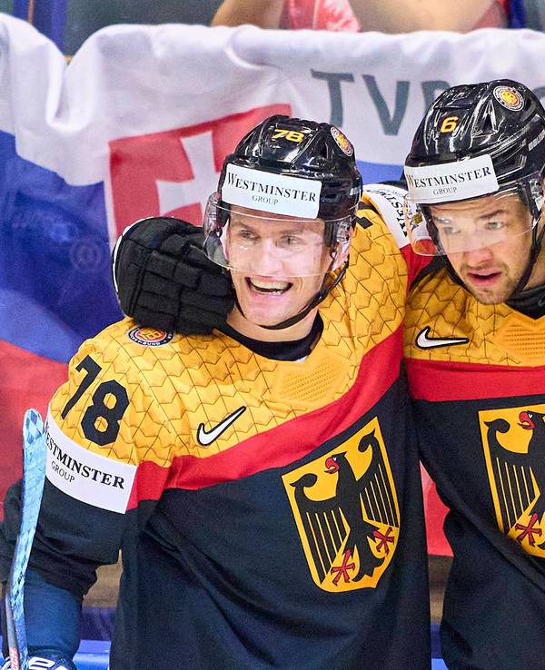 Das DEB-Team bejubelt einen Treffer beim deutlichen 8:1-Sieg gegen Lettland am Mittwoch (15. Mai 2024) bei der Eishockey-WM.