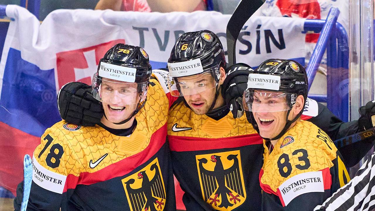 Das DEB-Team bejubelt einen Treffer beim deutlichen 8:1-Sieg gegen Lettland am Mittwoch (15. Mai 2024) bei der Eishockey-WM.