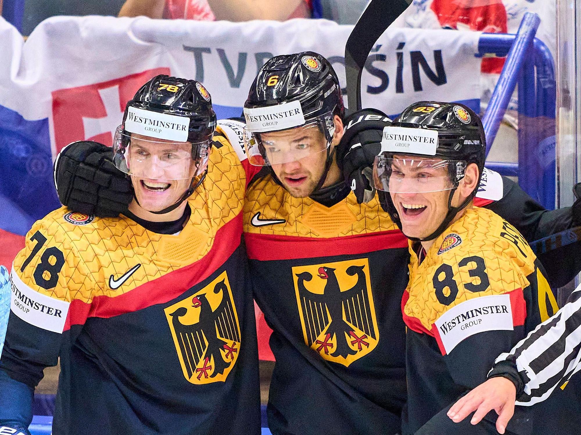 Das DEB-Team bejubelt einen Treffer beim deutlichen 8:1-Sieg gegen Lettland am Mittwoch (15. Mai 2024) bei der Eishockey-WM.