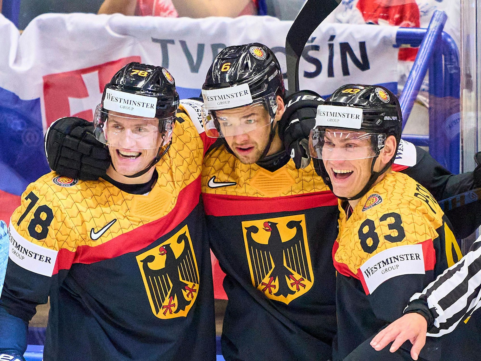 Das DEB-Team bejubelt einen Treffer beim deutlichen 8:1-Sieg gegen Lettland am Mittwoch (15. Mai 2024) bei der Eishockey-WM.
