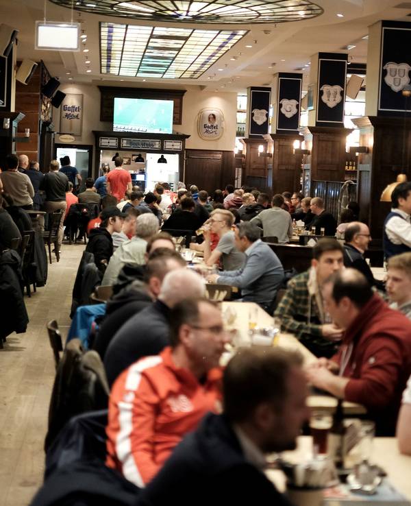 Übertragung eines Spiels des 1. FC Köln im Gaffel am Dom in Köln.