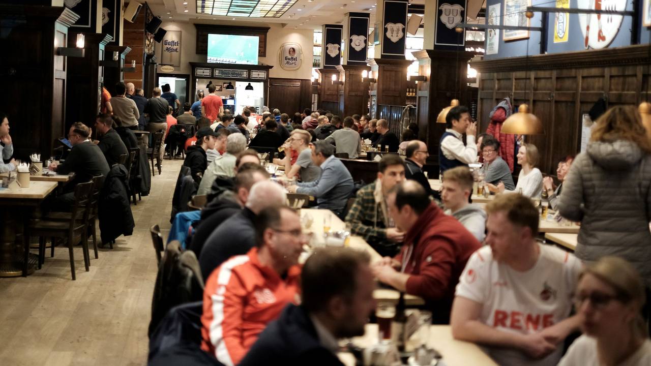 Übertragung eines Spiels des 1. FC Köln im Gaffel am Dom in Köln.