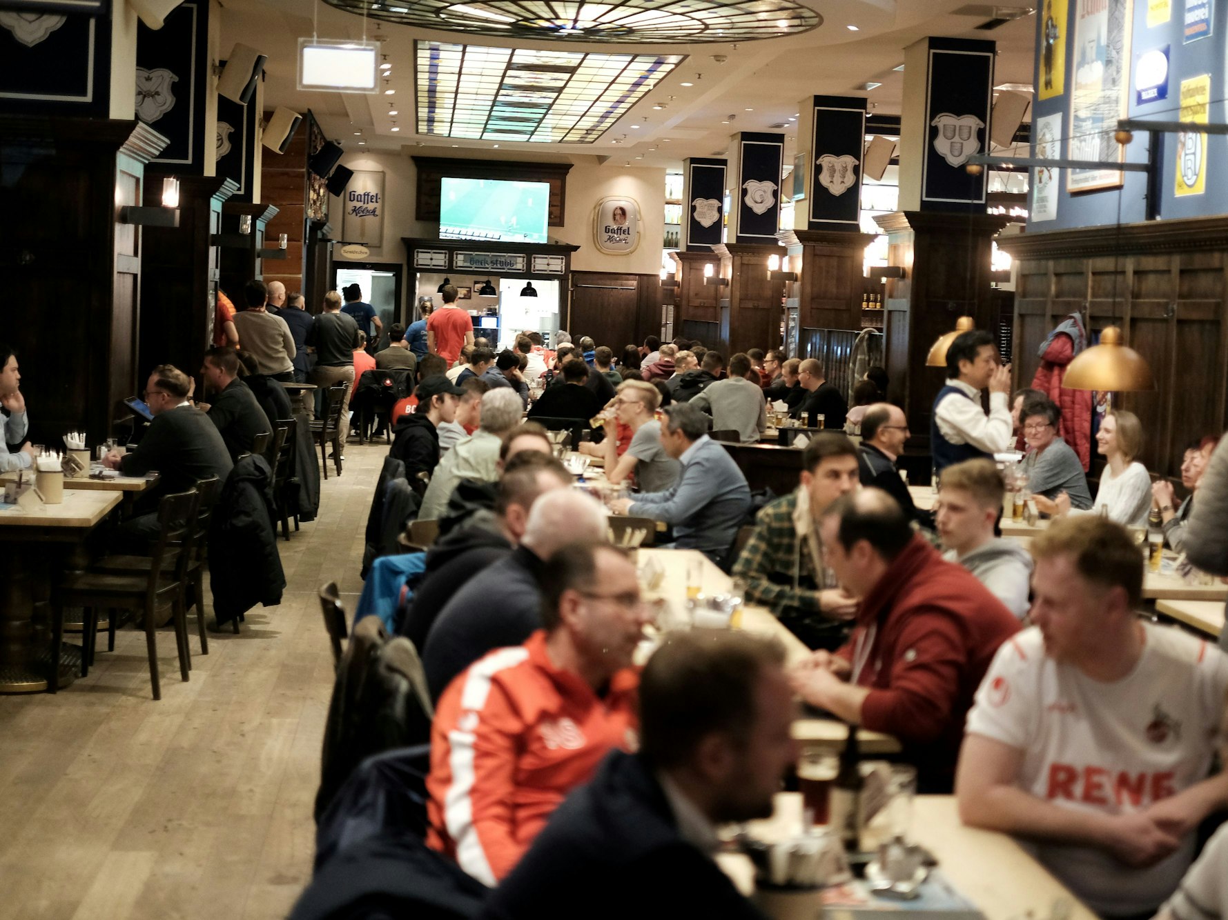 Übertragung eines Spiels des 1. FC Köln im Gaffel am Dom in Köln.