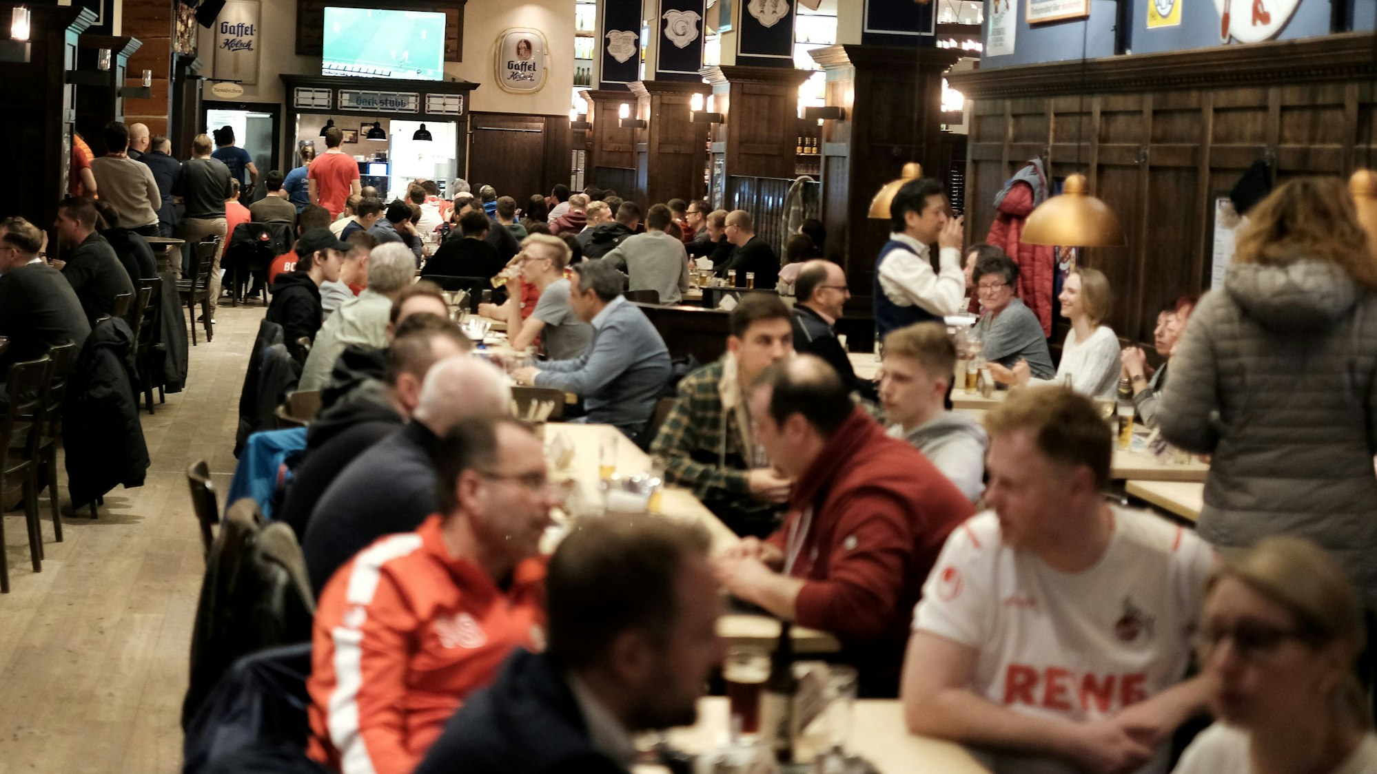 FC-Fans bei einer Fußball-Übertragung im Gaffel am Dom.