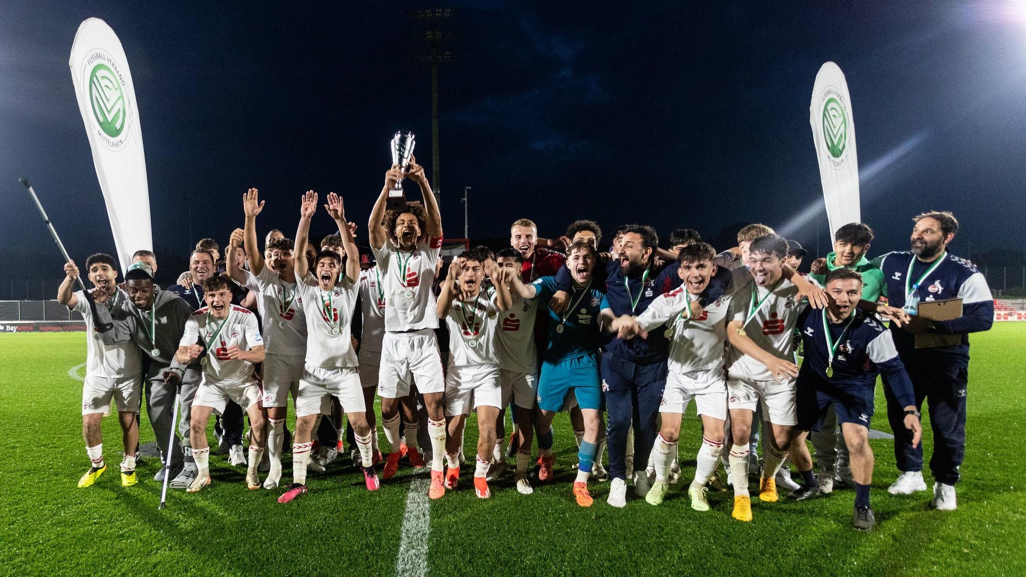 Die U19 des 1. FC Köln bejubelt den 2:1-Sieg über Bayer Leverkusen im Finale des FVM-Pokals am Mittwochabend (15. Mai 2024).