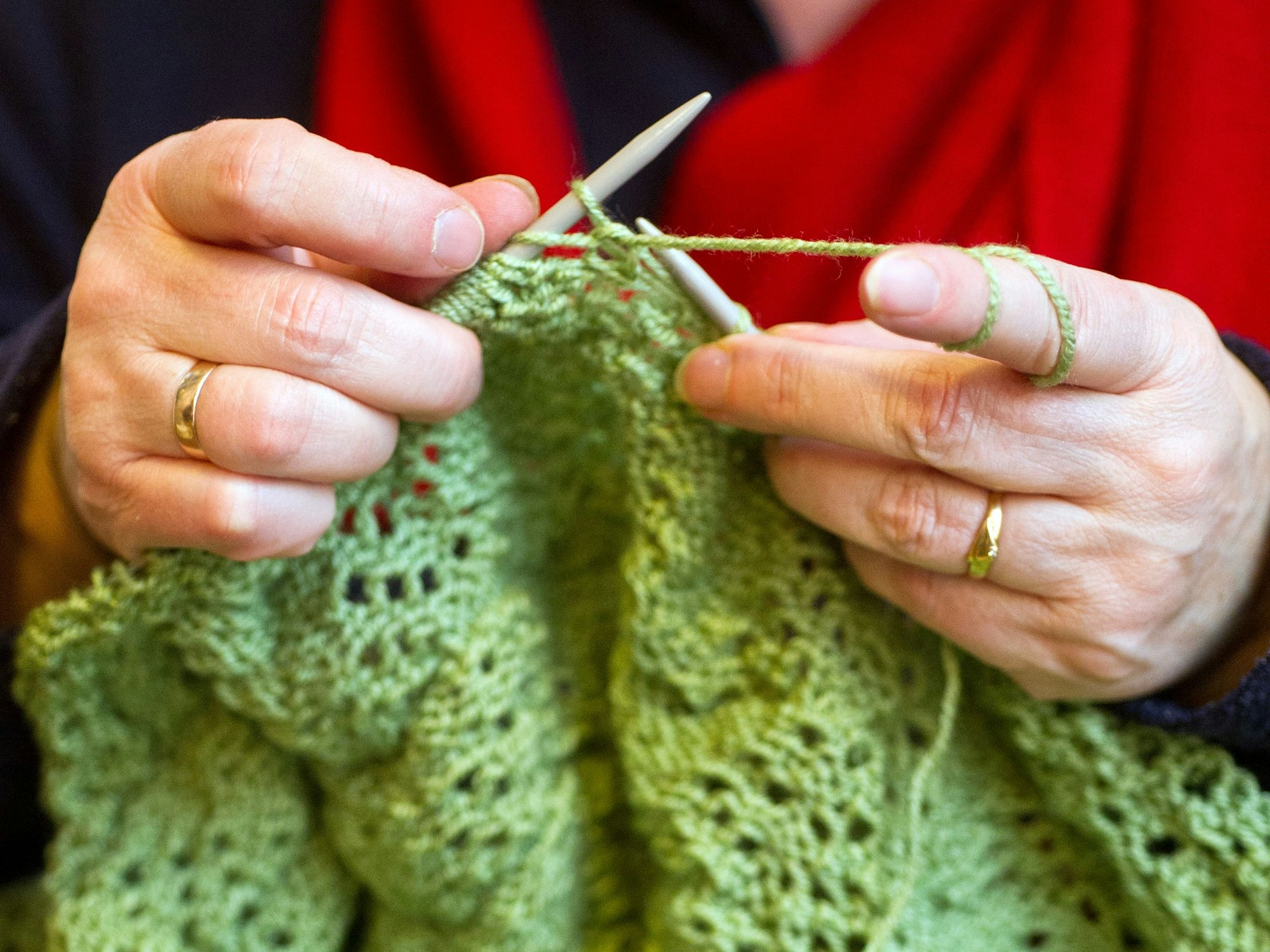 Eine Frau strickt, hier im Januar 2014 in Brandenburg. (Symbolfoto)