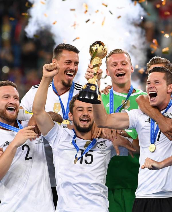 Julian Brandt, Kerem Demirbay, Shkodran Mustafi, Sandro Wagner, Amin Younes, Marc André Ter Stegen und Julian Draxler feiern mit dem Pokal.