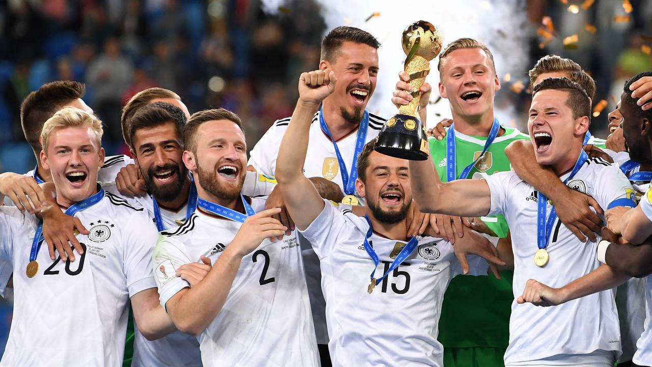 Julian Brandt, Kerem Demirbay, Shkodran Mustafi, Sandro Wagner, Amin Younes, Marc André Ter Stegen und Julian Draxler feiern mit dem Pokal.