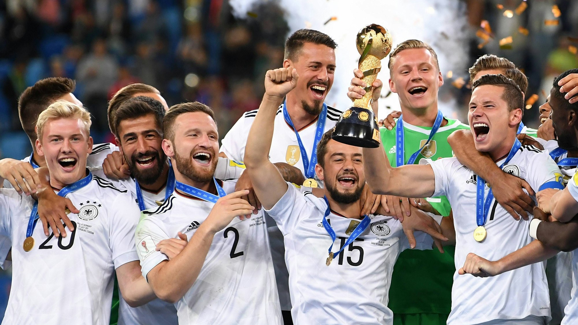 Julian Brandt, Kerem Demirbay, Shkodran Mustafi, Sandro Wagner, Amin Younes, Marc André Ter Stegen und Julian Draxler feiern mit dem Pokal.