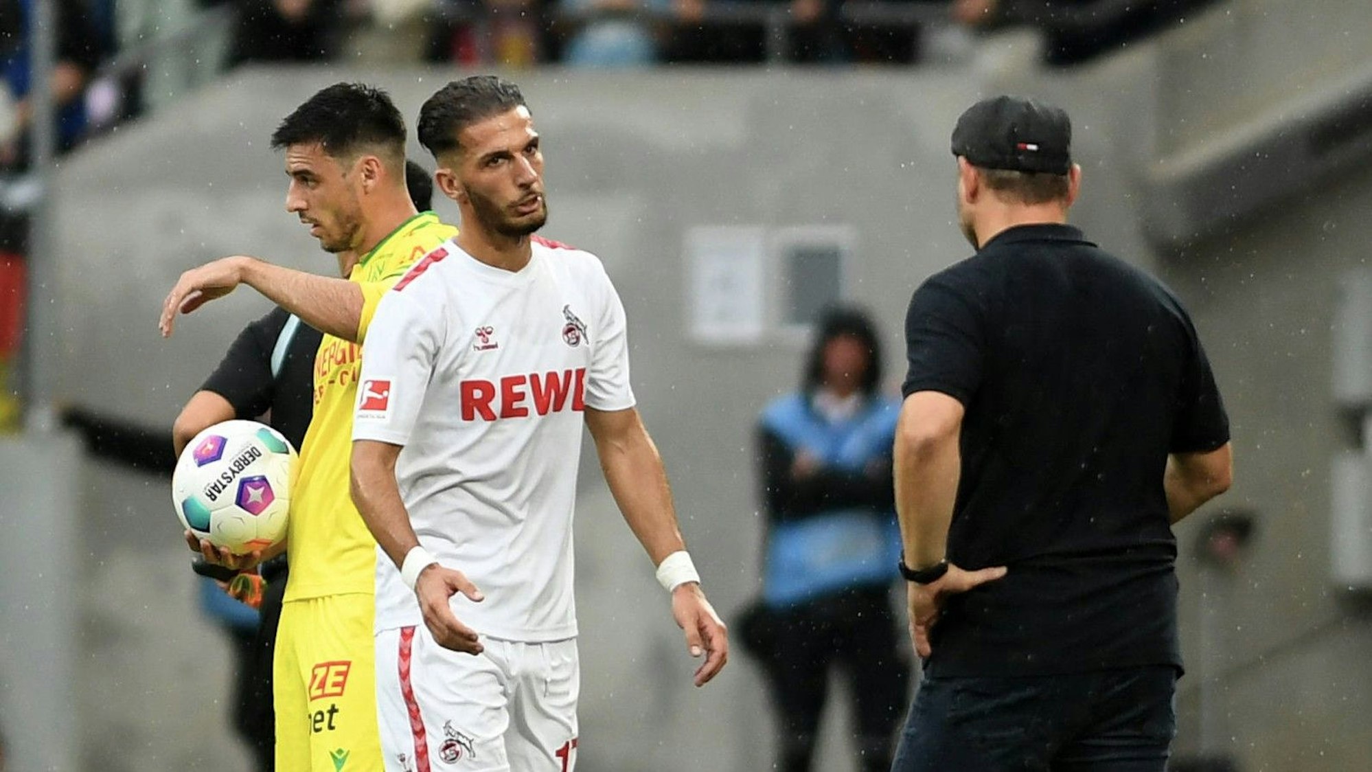 Leart Pacarda gestikuliert enttäuscht bei einem Spiel des 1. FC Köln.