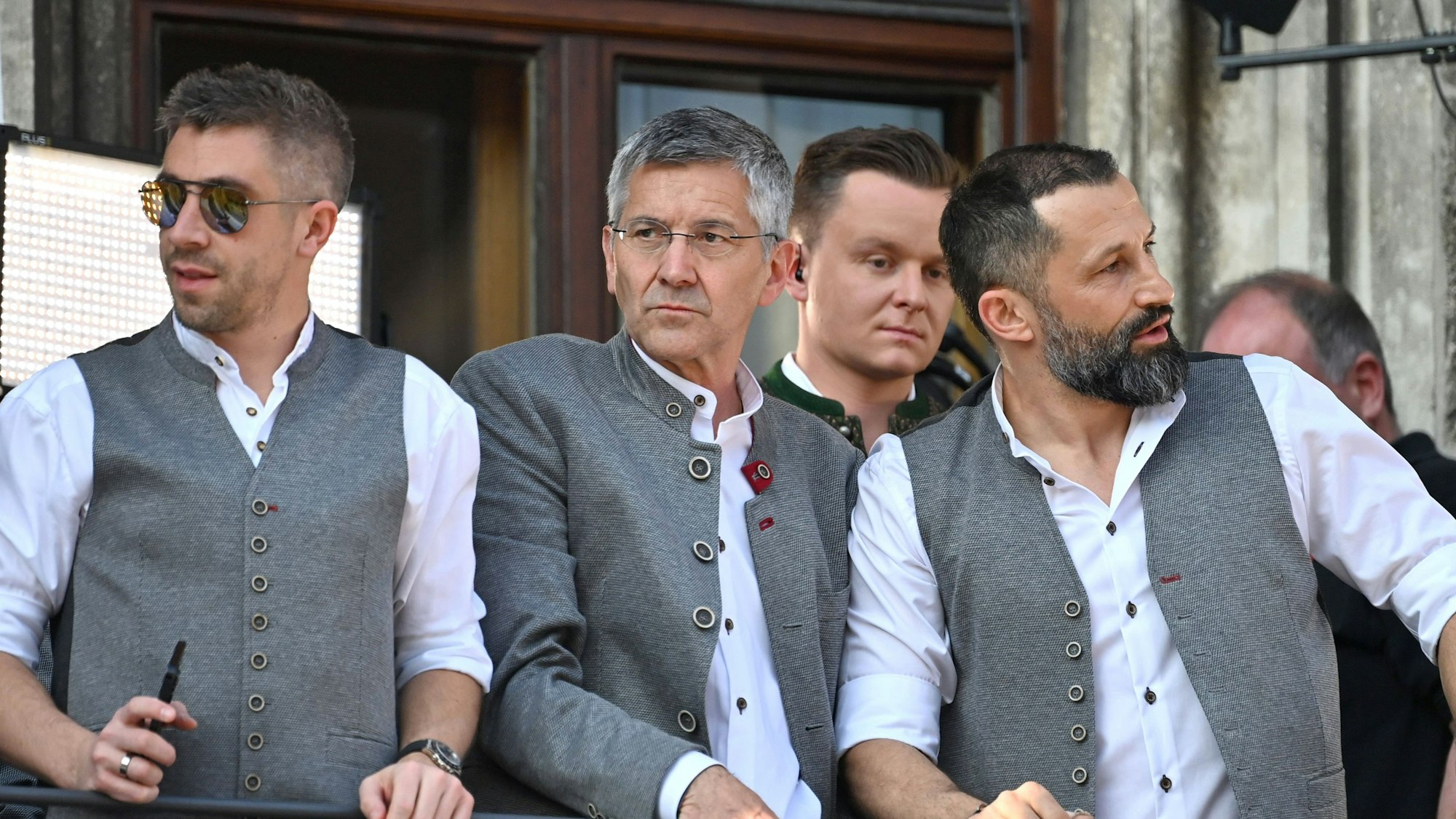 Marco Neppe, Herbert Heiner und Hasan Salihamidzic (v.li.) auf dem Rathausbalkon in München.