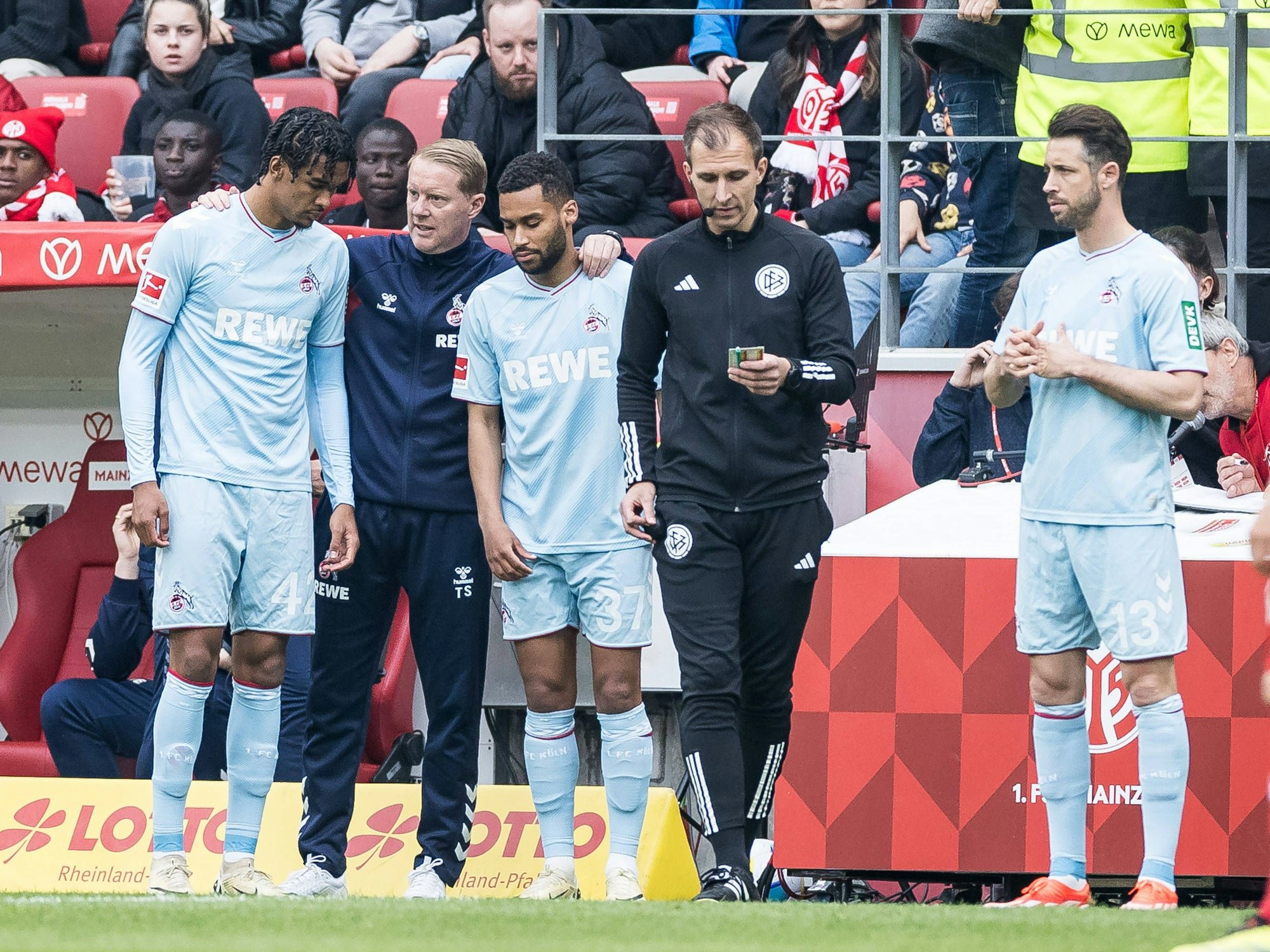 FC-Trainer Timo Schultz gibt seinen Jokern Damion Downs und Linton Maina im Spiel gegen Mainz (28. April 2024) letzte Instruktionen vor ihren Einwechslungen.