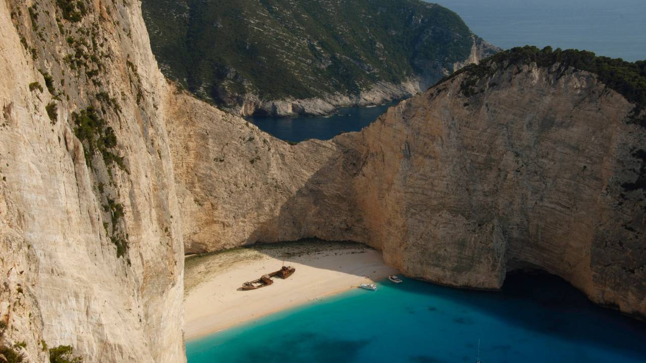 Berühmteste Bucht der Insel Zakynthos mit dem Schiffswrack der „Panagiotis“.