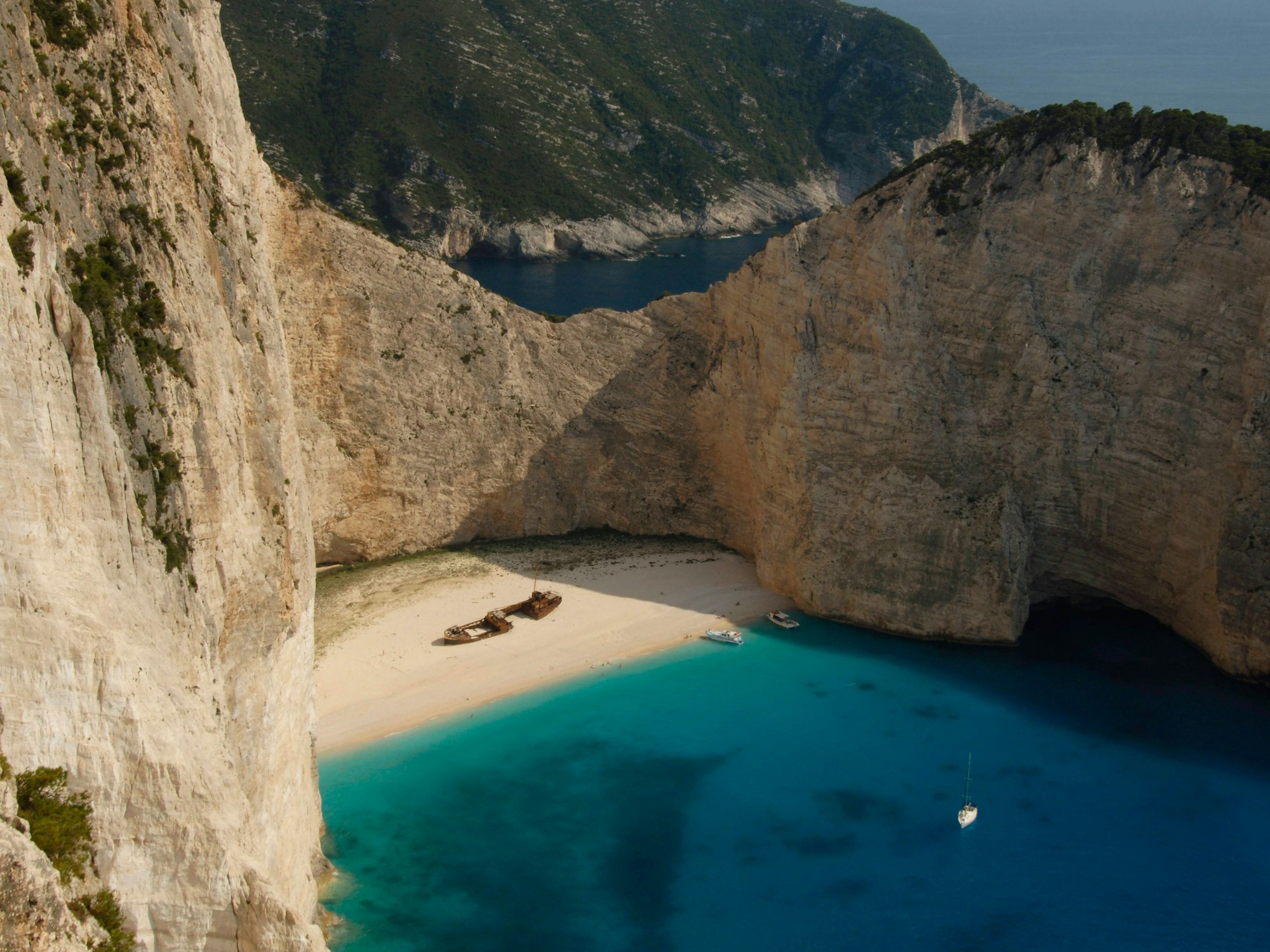 Berühmteste Bucht der Insel Zakynthos mit dem Schiffswrack der „Panagiotis“.